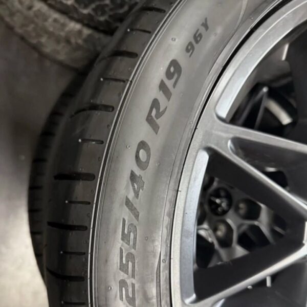 FORD MUSTANG GT 2025 staggered wheels and Pirelli tyres